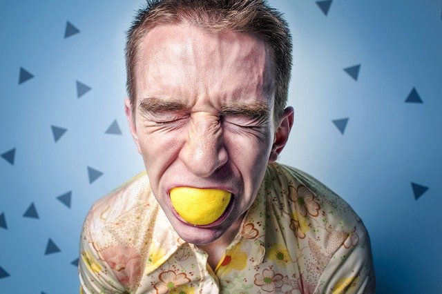 レモンを噛む男