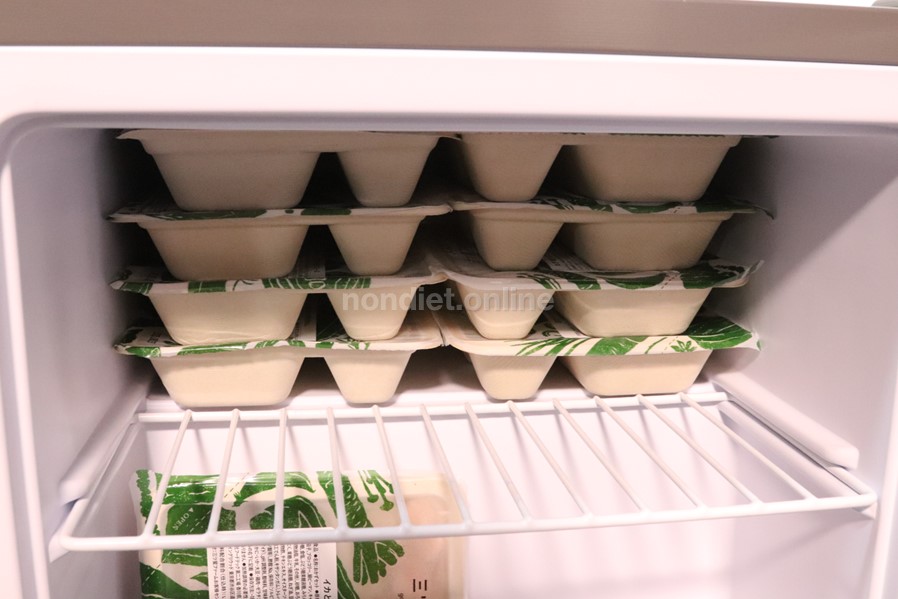 冷凍庫上段奥に8個のお弁当が入っている写真
