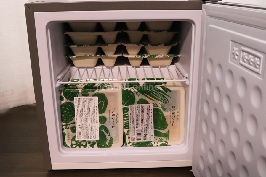 冷凍庫の下段に6個のお弁当を点てて入れている画像