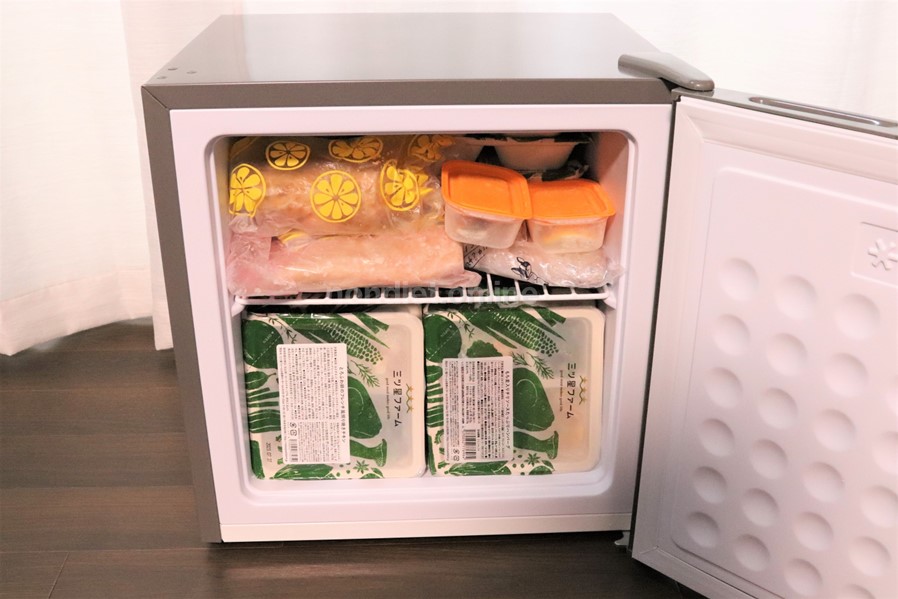 冷凍庫内の上段手前にお弁当以外の冷凍食品を入れる画像